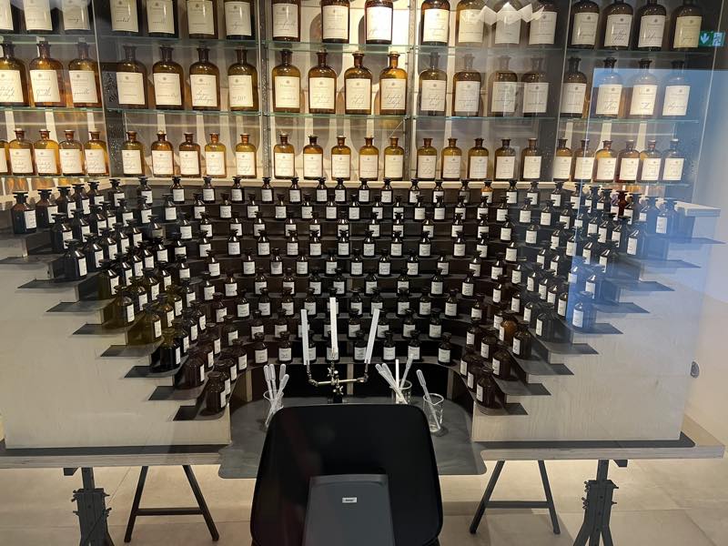 time2care - Workplace of a nose - Perfume production